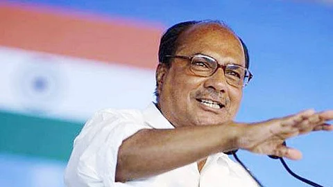 ബാറുകളും ബിവറേജസ് ഔട്ട്ലെറ്റുകളും അടച്ചിടണമെന്ന് എ കെ ആന്റണി, എക്സൈസ് മന്ത്രിയുടെ വാദം വിചിത്രം