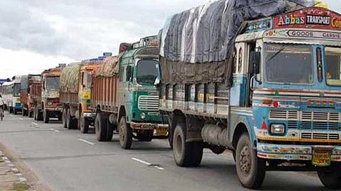 കേരളത്തിലെ ചരക്ക് ലോറികള് ഇതരസംസ്ഥാനങ്ങളില് കുടുങ്ങി; മുഖ്യമന്ത്രി ഇടപെടണമെന്ന് ഉടമകള്