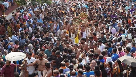 നിയന്ത്രണം കാറ്റില്പ്പറത്തി ഉത്സവത്തിന് 200ലേറെ പേര്, തളിപ്പറമ്പ് തൃച്ചംബരം ക്ഷേത്രഭാരവാഹികള്ക്കെതിരെ കേസെടുത്തു