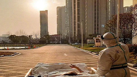 സൂര്യാസ്തമയം അവര് ഒരുമിച്ച് കണ്ടു നിന്നു ; കൊറോണക്കാലത്ത് 87 കാരന്റെ ഹൃദയം തൊടുന്ന ചിത്രം