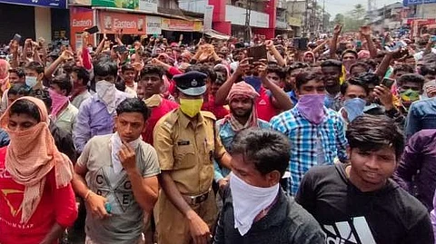 ‘ഭക്ഷ്യവസ്തുക്കള് നല്കിയിട്ടുണ്ട്’ ; നാട്ടില് പോകണമെന്നാണ് പായിപ്പാട്ടെ അതിഥി തൊഴിലാളികളുടെ ആവശ്യമെന്ന് കളക്ടര്