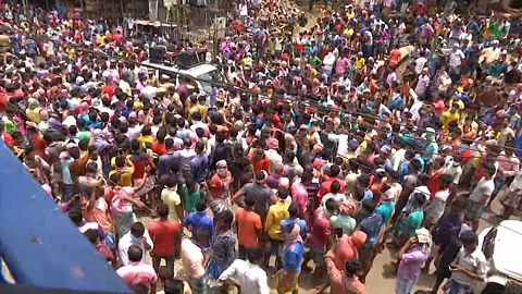 പായിപ്പാട് പ്രതിഷേധം: ബംഗാള് സ്വദേശിയെ അറസ്റ്റ് ചെയ്തു,റെയ്ഡില് 21 മൊബൈലുകളും പിടിച്ചെടുത്തു