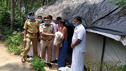 'വീട്ടില് അരിയില്ലെങ്കില് പൊലീസിനെ വിളിക്കാം'; പാവപ്പെട്ട കുടുംബങ്ങള്ക്ക് ഭക്ഷ്യവസ്തുക്കളുമായി പൊലീസ്
