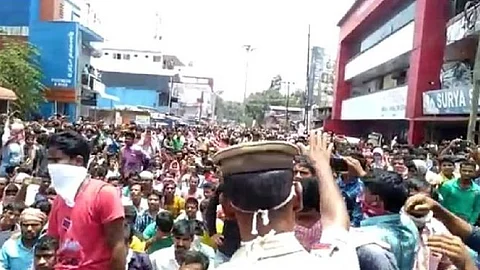 ‘ഭക്ഷണം വേണം, നാട്ടിലെത്തിക്കണം’,കോട്ടയത്ത് ലോക്ക് ഡൗണ് ലംഘിച്ച് അതിഥിതൊഴിലാളികള് കൂട്ടത്തോടെ തെരുവില്