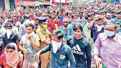 പായിപ്പാട് സംഭവത്തില് മുസ്ലിം മതമൗലികവാദ സംഘടനകളുടെ പങ്ക് പൊലീസ് അന്വേഷിക്കുന്നതായി റിപ്പോര്ട്ട്