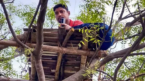 ‘ലോക്ക് ഡൗണ് ആണെങ്കിലും, നെറ്റില്ലെങ്കിലും പഠനം മുടങ്ങരുത്’, ക്ലാസെടുക്കാന് മരത്തിന് മുകളില് കയറി അധ്യാപകന്