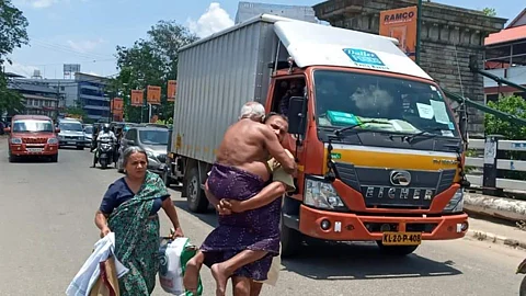 രോഗിയായ അച്ഛനെ ഒരുകിലോമീറ്ററോളം തോളിലേറ്റി മകന്;വാഹനം പൊലീസ് തടഞ്ഞെന്ന് ആരോപണം
