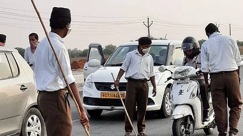 കുറുവടിയുമായി ചെക്ക് പോസ്റ്റില് ആര് എസ് എസ് പരിശോധന, അനുമതി നല്കിയിട്ടില്ലെന്ന് തെലങ്കാന പോലീസ്