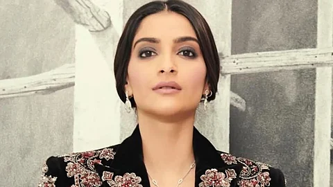 ‘ദീപാവലി അല്ലല്ലോ, ചില മണ്ടന്മാര് പടക്കം പൊട്ടിക്കുന്നു’; ട്വിറ്ററിലെ പരാമര്ശത്തില് സോനം കപൂറിനെതിരെ സൈബര് ആക്രമണം