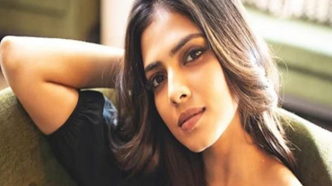 പെണ്ണാകുമ്പോള് അടുക്കളപ്പണിയിലാണോ?, മാളവികയുടെ വിയോജിപ്പിന് പിന്നാലെ പോസ്റ്ററില് മാറ്റം