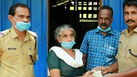 പൊലീസ് ജീപ്പ് കൈകാണിച്ച് നിര്ത്തി, കാലങ്ങളായി സ്വരുക്കൂട്ടിയ തുക ദുരിതാശ്വാസ നിധിയിലേക്ക് നല്കി ലളിതമ്മ