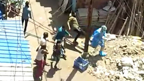 ജീവന് പണയം വച്ചും പൊരുതുന്ന ആരോഗ്യപ്രവര്ത്തകര്, മധ്യപ്രദേശില് വനിതാ ഡോക്ടര്മാരടങ്ങുന്ന സംഘത്തെ കല്ലെറിഞ്ഞ് ഓടിച്ച് ആള്ക്കൂട്ടം