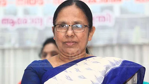 പാനൂരില് കുട്ടിയെ പീഡിപ്പിച്ച പ്രതിയെ അറസ്റ്റ് ചെയ്യാനാകാത്തത് പൊലീസിന്റെ വീഴ്ച, ഇനി വൈകരുതെന്ന് മന്ത്രി കെ കെ ശൈലജ