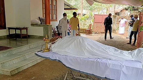 ‘ശശിയേട്ടാ ഇതേ ഉള്ളൂ റീത്തൊന്നും കിട്ടാനില്ലാ’, കലിംഗ ശശിക്ക് അന്തിമോപചാരം അര്പ്പിച്ച് വിനോദ് കോവൂര്