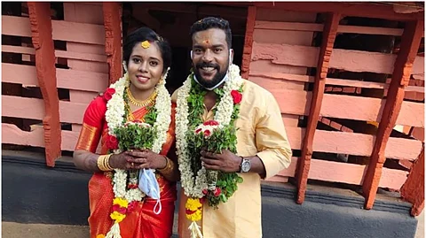 മണികണ്ഠന് വിവാഹിതനായി, വിവാഹച്ചെലവിനുള്ള തുക ദുരിതാശ്വാസനിധിയിലേക്ക് കൈമാറി