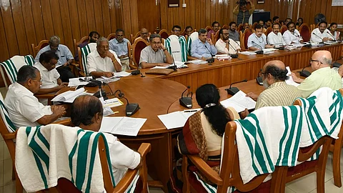 ലോക് ഡൗണ് ഇളവില് തീരുമാനമായില്ല; കേന്ദ്ര നിര്ദേശത്തിനായി കാത്തിരിക്കും