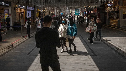 76 ദിവസത്തിന് ശേഷം വുഹാന് നഗരം ‘തുറന്നു’, മണിക്കൂറുകള്ക്കുള്ളില് നഗരം വിട്ടത് 65000 ആളുകള്