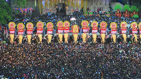 തൃശൂര് പൂരം ചടങ്ങ് മാത്രമായി നടത്തും, പൂരപ്പറമ്പില് പൊതുജനങ്ങള്ക്ക്
പ്രവേശനമില്ല