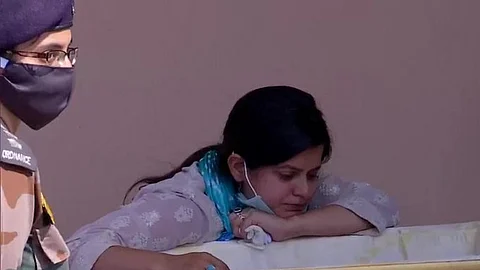 ചേതനയറ്റ മേജര് അനൂജിന്റെ മുഖത്ത് കണ്ണും നട്ട് ഹൃദയം തകര്ന്ന് ആകൃതി സൂദ് ; കരളലിയിക്കുന്ന ചിത്രം