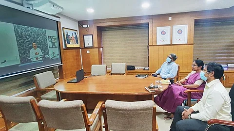 'കേരളാ മോഡല്' പിന്തുടരാന് മഹാരാഷ്ട്രയും, കെ.കെ ശൈലജയുമായി മഹാരാഷ്ട്ര ആരോഗ്യമന്ത്രിയുടെ വീഡിയോ കോണ്ഫറന്സിംഗ്