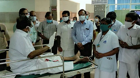 പരിശോധനാഫലം തുടര്ച്ചയായി പോസിറ്റീവ്, 42 ദിവസത്തെ ആശുപത്രിവാസം; ഒടുവില് 81കാരന് രോഗമുക്തി നേടി ആശുപത്രി വിട്ടു