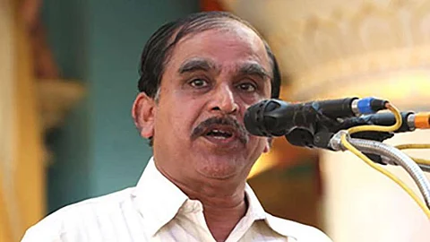 മുസ്ലിങ്ങള് രാജ്യം മുഴുവന് കൊവിഡ് പരത്തി,സിവില് കോഡ് വന്നാല് നെഗളിപ്പ് തീരും;വ്യാജ
വിഷലിപ്ത പ്രചരണവുമായി എന്.ഗോപാലകൃഷ്ണന്