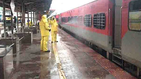 ട്രെയിന് സര്വീസുകള് ചൊവ്വാഴ്ച മുതല്; ഡല്ഹിയില് നിന്ന് 15 നഗരങ്ങളിലേക്ക് പ്രത്യേക ട്രെയിന്