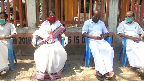 അതിഥി തൊഴിലാളികള്ക്ക് കോണ്ഗ്രസ് നല്കിയ യാത്രാച്ചെലവ് സ്വീകരിച്ചില്ല,. ആലപ്പുഴയിലും എറണാകുളത്തും തിരുവനന്തപുരത്തും പ്രതിഷേധം