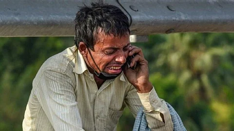 'മരണത്തോട് മല്ലിടുന്ന മകനെ ഒന്ന് കാണണം'; പൊട്ടിക്കരയുന്ന ആ അതിഥിതൊഴിലാളിയുടെ ചിത്രത്തിന് പിന്നില്