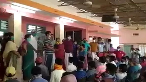 'ട്രയിന് ഏര്പ്പാടാക്കിയത് മുഖ്യമന്ത്രിയുടെ ഇടപെടലില്', അതിഥിതൊഴിലാളികളുടെ യാത്രയയപ്പ് സാമൂഹിക അകലം ലംഘിച്ചെന്ന് പരാതി