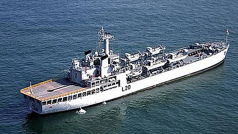 മാലിദ്വീപില് നിന്നും ദുബായില് നിന്നും പ്രവാസികളെ എത്തിക്കാന് നാവികസേനാ കപ്പലുകള് പുറപ്പെട്ടു