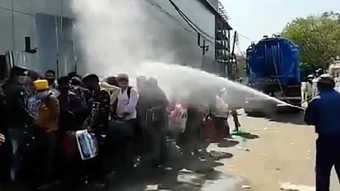 ഡല്ഹിയില് അതിഥിതൊഴിലാളികള്ക്ക് മേല് അണുനാശിനി പ്രയോഗം; അബദ്ധമെന്ന് അധികൃതര്