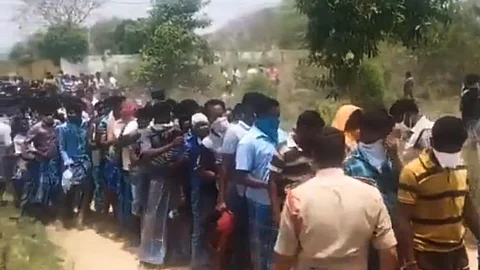 സാമൂഹ്യ അകലമില്ലാതെ നീളന് ക്യൂ, രാജ്യത്ത് മദ്യശാലകള് തുറന്നയിടങ്ങളില് ആള്ക്കൂട്ടത്തെ നിയന്ത്രിക്കാനാകാതെ പൊലീസ്