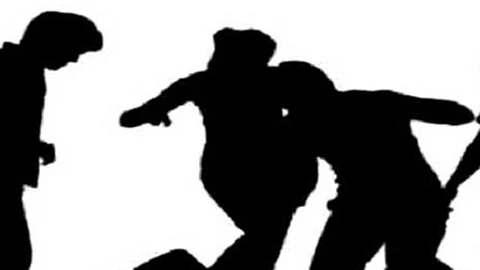 കാരവാന് മാധ്യമപ്രവര്ത്തകര്ക്കെതിരെ ആള്ക്കൂട്ട ആക്രമണം; വനിതാ ജേര്ണലിസ്റ്റിനെ അപമാനിച്ചു