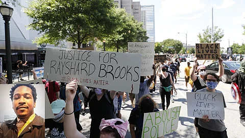 ഫ്ളോയിഡില് തീരുന്നില്ല, അമേരിക്കയില് കറുത്തവര്ഗക്കാരനെ പൊലീസ് വെടിവച്ചുകൊന്നു; പ്രതിഷേധം ഇരമ്പുന്നു