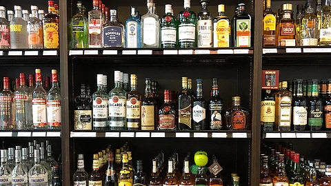 സംസ്ഥാനത്തെ മദ്യവില്പ്പന ശാലകള് ഞായറാഴ്ച തുറന്നുപ്രവര്ത്തിക്കും ; ബാറുകളില് വില്പ്പന മാത്രം