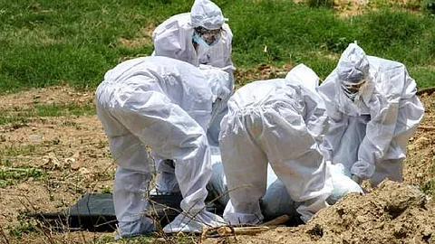 കൊവിഡ് ബാധിച്ച് ആള്ദൈവം മരിച്ചു; 'കൈ ചുംബിച്ച്' അനുഗ്രഹം വാങ്ങാനെത്തിയവര്ക്കും രോഗം