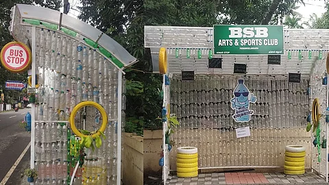 പാഴ്ക്കുപ്പികള് ഉപയോഗിച്ചൊരു ബസ് സ്റ്റോപ്പ്, പഴയ ടയറുകള് കൊണ്ട് ഇരിപ്പിടം; കയ്യടി നേടി യുവാക്കള്