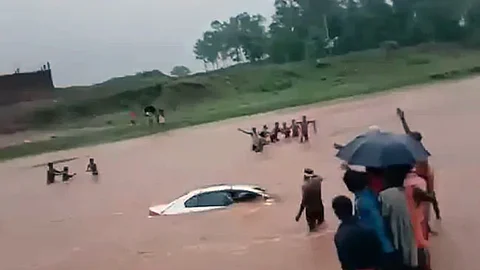 വിവാഹനാളില് വധൂവരന്മാരുടെ കാര് പുഴയില് ഒഴുക്കില്പ്പെട്ടു ; സാഹസികമായി രക്ഷപ്പെടുത്തി നാട്ടുകാര്