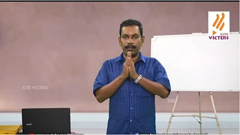 വിക്ടേഴ്സ് ഓണ്ലൈനില് കണക്ക് ക്ലാസെടുത്തിരുന്ന അധ്യാപകന് അപകടത്തില് മരണപ്പെട്ടു