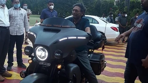 മാസ്കും ഹെല്മെറ്റും ഇല്ല, ബിജെപി നേതാവിന്റെ മകന്റെ ഹാര്ലി ഡേവിഡ്സണില് ഫോട്ടോയ്ക്ക് പോസ് ചെയ്ത് ചീഫ് ജസ്റ്റിസ് ബോബ്ഡെ; വിവാദം