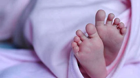 അങ്കമാലിയില് അച്ഛന് കൊലപ്പെടുത്താന് ശ്രമിച്ച കുഞ്ഞ് കണ്ണ് തുറന്നു, കൈകാലുകള് അനക്കിത്തുടങ്ങി