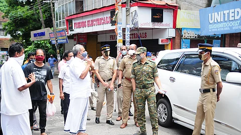 സ്ഥിതി ഗുരുതരം, കണ്ണൂര് ടൗണ് അടച്ചിടുന്നു; സമൂഹ വ്യാപനം തടയാന്