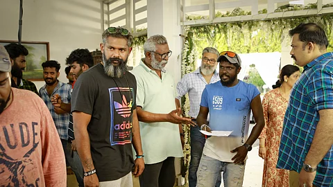 കോവിഡിനെ അതിജീവിച്ച് ‘സുനാമി’ഷൂട്ട്, ലാലും ജൂനിയർ ലാലും സംവിധാനം