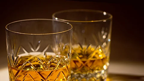 ക്വാറന്റൈന് കേന്ദ്രത്തില് മദ്യപിച്ചയാള്ക്ക് കൊവിഡ് ; കുപ്പി കയറില് കെട്ടി നല്കിയവരെ നിരീക്ഷണത്തിലാക്കി