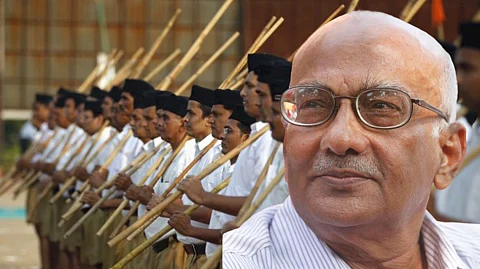 ആര്എസ്എസ് ശാഖാ നടത്തിപ്പുകാരനായിരുന്നുവെന്ന് ജന്മഭൂമി, 16ാം വയസില് ബന്ധം ഉപേക്ഷിച്ചെന്ന്
എസ് രാമചന്ദ്രന്പിള്ള