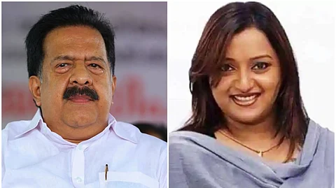 സ്വപ്നയെ ബംഗളൂരുവിലേക്ക് കടക്കാന് സഹായിച്ചത് പൊലീസെന്ന് രമേശ് ചെന്നിത്തല, ട്രിപ്പിള് ലോക്ക് ഡൗണ് ഉള്ള തിരുവനന്തപുരം വിടാനും ഒത്താശ