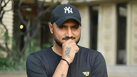 'നാട്ടുകാരുടേതും ചേര്ത്ത് എനിക്കയച്ചോ ?'; ഇലക്ട്രിസിറ്റി ബില്ലില് 'ഷോക്കടിച്ച്' ഹര്ഭജന് സിങ്