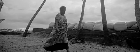 PhotoStory :
അടങ്ങാത്ത കടലും പുറംതള്ളപ്പെട്ട മനുഷ്യരും