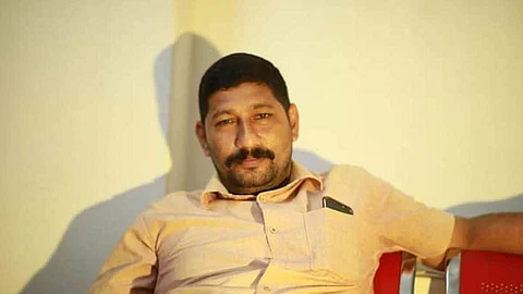 'ആപത്തില്പ്പെടുന്നവരെ രക്ഷിക്കുന്നതാണ് എന്റെ രാഷ്ട്രീയം'; പാമ്പ് കടിയേറ്റ കൊവിഡ് ബാധിതനായ ഒന്നര വയസ്സുകാരനെ രക്ഷിച്ച ജിനില്